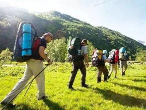 男子不带向导爬山被当地人阻拦，背后真相令人深思