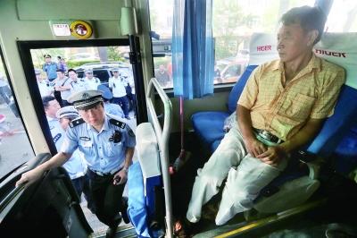 雪天大巴停无人区！游客怒斥导游强迫购物事件全记录