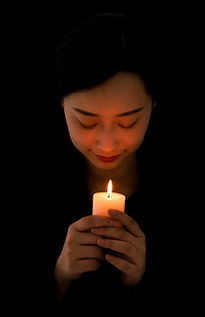 女生许愿男友永不出轨 蜡烛吹不灭：爱的誓言还是心理暗示？