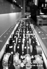 金价跳水，凌晨4点排队买黄金！这场“淘金热”背后的故事