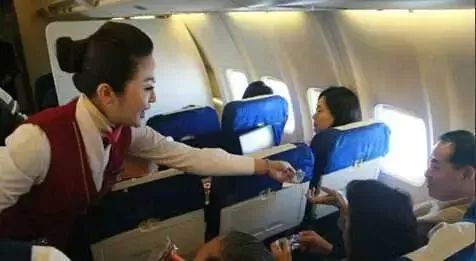 亲历者视角：老人在飞机上昏迷猝死，川航的回应让我感到温暖