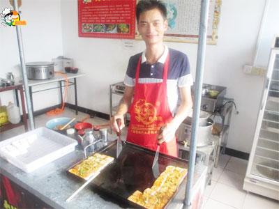 单身母亲带两娃摆摊卖烧烤，大儿子患先心病：爱与希望的故事