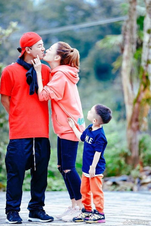 应采儿晒照庆祝与陈小春结婚15周年：爱情长跑的甜蜜见证