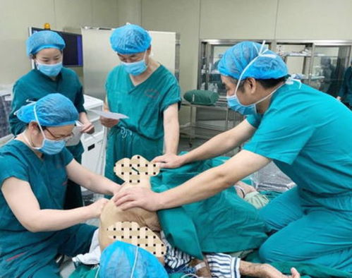 当骨科医生展示医用工具：从手术台到短视频，科普的另一种打开方式