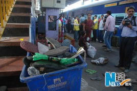 直击印度首都火车站踩踏事件现场：站台上人挤人，楼梯丢满衣鞋