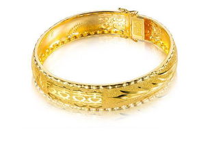 男子偷偷买金手镯假装生气送惊喜：爱情中的小心机