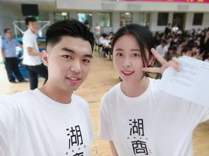 他盛装出席她的毕业典礼：一场青春的告别与未来的启程