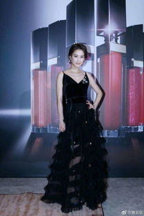 黄圣依情人节晒美照，神秘礼物背后的故事