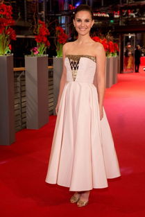 刘浩存柏林电影节黑天鹅造型：从乖乖女到国际舞台的蜕变