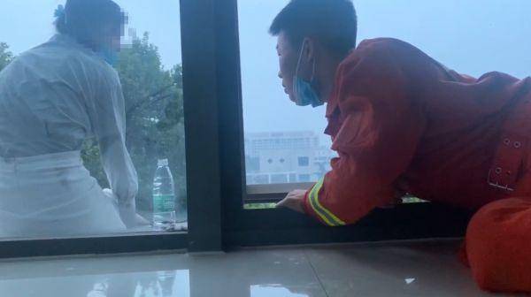 下班路上的温暖瞬间：辅警韩靖三分钟救下高烧抽搐的孩子