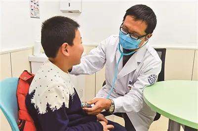 药店店员巧用听诊器与耳背老人沟通：温暖人心的一幕