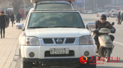 目击警车把农用车“别进”沟，男子发视频后接警方“约谈”电话