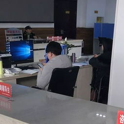 四川一医院窗口工作人员上班玩游戏，背后折射了什么问题？