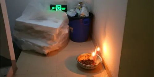 楼道烧香撒灰倒油？女子行为让邻居崩溃，监控曝光真相