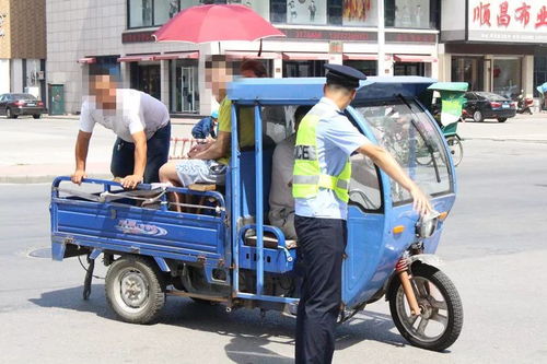 姥姥开电动三轮车撞坏大门：一场家庭中的小意外