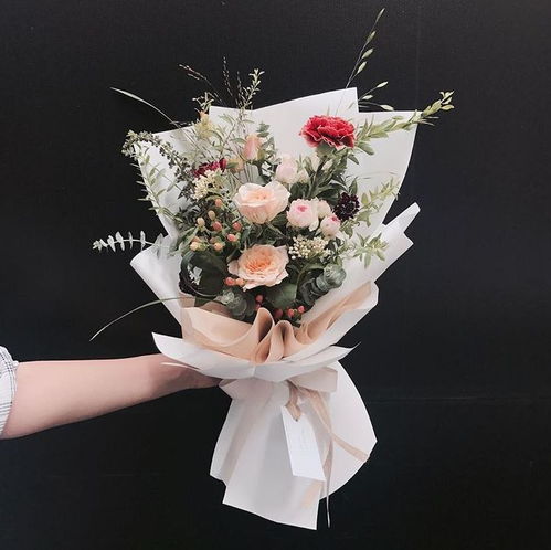 送花的人：杨妞花与网友间的温暖故事