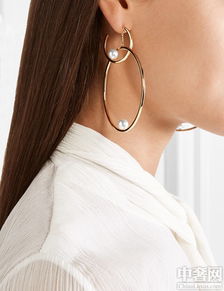 女子长年佩戴耳环导致双耳“结葡萄”，背后的故事令人深思