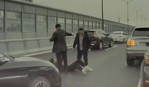 当事人回应高速旁停车抽打教育小孩：一场引发热议的家教方式