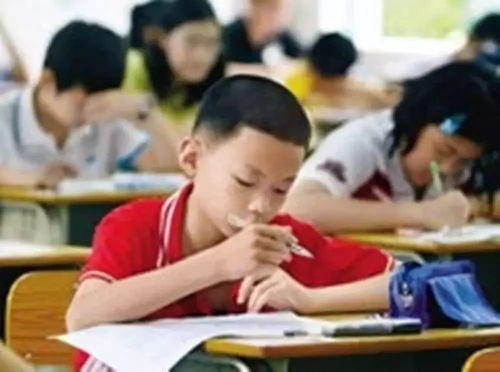 孩子们上小学就住校：镜头下的成长瞬间