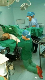 护士因拔针出血向患者下跪道歉，背后的故事让人深思