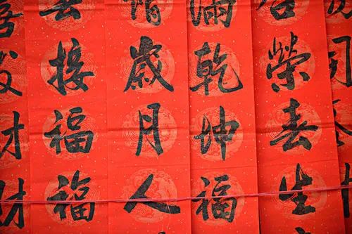 探寻春联的由来：从古老仪式到文化传承