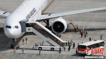 亲历者视角：载80人美客机着陆倒翻，乘客惊慌爬出的生死瞬间