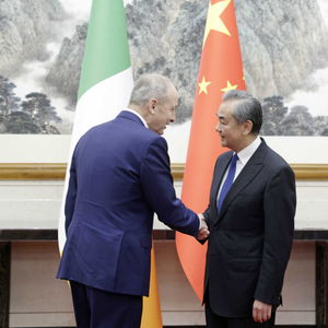 王毅同爱尔兰副总理兼外长会谈：一场意义深远的外交之旅