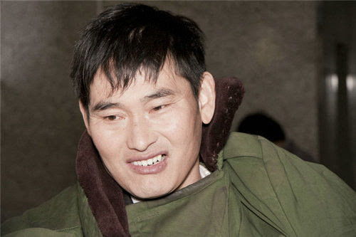 大衣哥起诉网暴者：她P图骂了我4年，真相远比想象更残酷