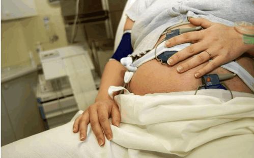 300斤孕妈高危产子：背部脂肪8cm厚，背后的故事令人深思