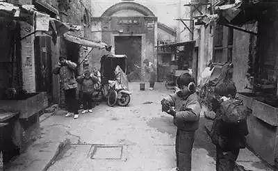 老照片里的时光印记：一段个人记忆的回溯