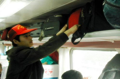 孕妇动车上被行李箱砸中腹部致早产悲剧：铁路方如何回应？