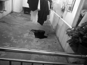 惊魂一刻：六旬阿姨扫地踩穿楼板掉到邻居家