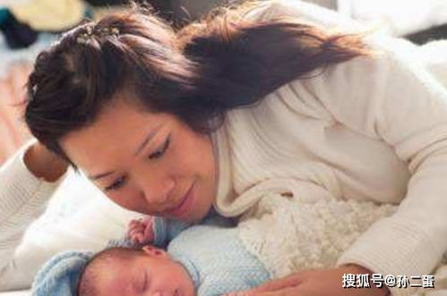 老公豪送10万元现金塔庆祝二胎诞生，网友热议家庭幸福密码