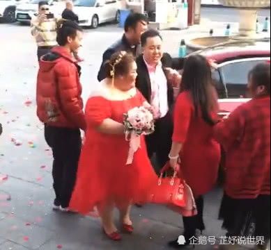 婚礼上新郎看到新娘闺蜜秒“变脸”，背后的故事令人捧腹