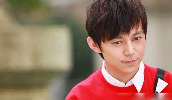 揭秘何炅保持年轻的秘密：快乐与运动的双重魔法