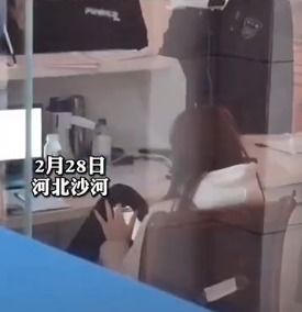 安徽医院工作人员玩手机事件：真相与反思