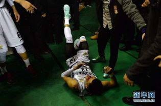 郭艾伦眼睛受伤：从泪水到坚持，一个篮球英雄的自我证明