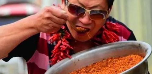 顾客吃粉丝加5勺辣椒，老板为何报警？背后真相令人深思