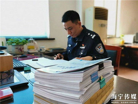 女子挪用公司1400万买包：当虚荣心吞噬理智，代价竟是牢狱之灾