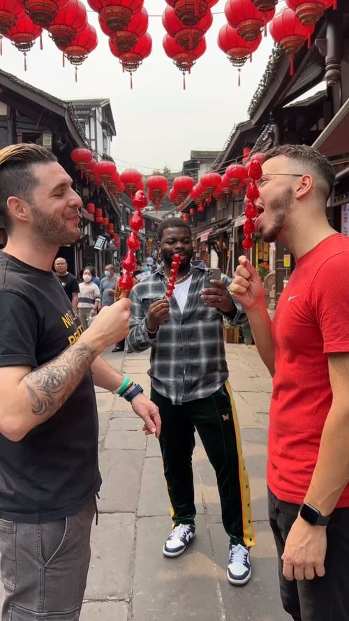 糖葫芦大爷的奇妙夜晚：与外国人划拳PK鬼步舞