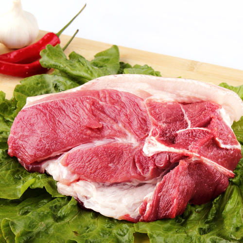 学校食材配送公司被曝猪肉乱扔地上，官方介入调查！