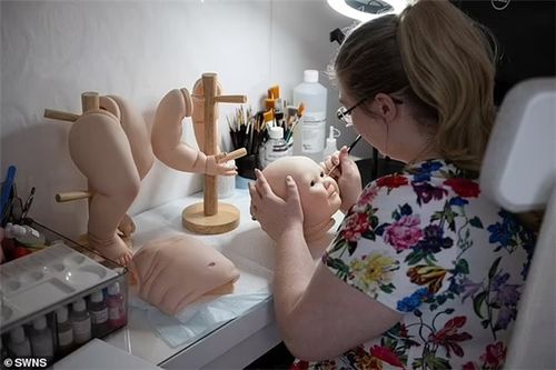 女子网上晒娃被取消哺乳假：职场妈妈的困境与权益保护