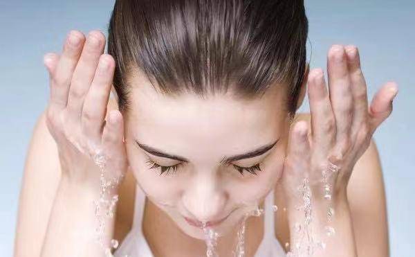 皮肤洗得越干净越好？真相可能让你大吃一惊