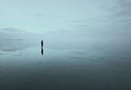 只为自己活着的人是渺小的：从自我否定到拥抱世界