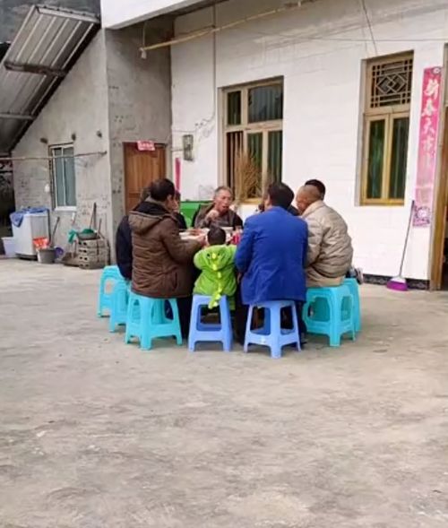 四川小学生独自完成申小豹墙绘，用画笔点燃乡村艺术梦