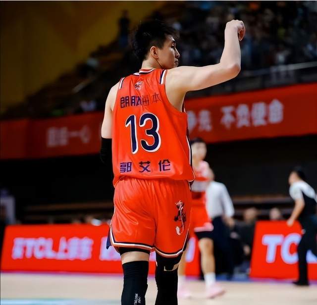 郭艾伦眼睛受伤真相：训练场上的意外事故