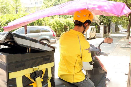 学校放学封路，外卖小哥无奈走上人行道：谁的错？