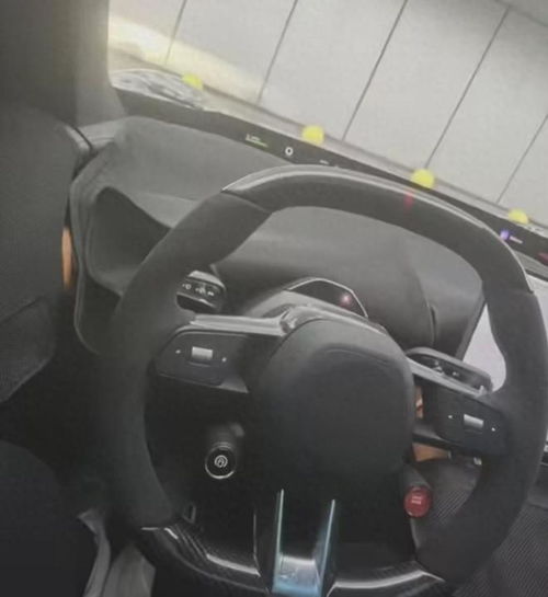 小米YU7 SUV内饰曝光：远端带鱼屏+碳纤维方向盘，科技感拉满