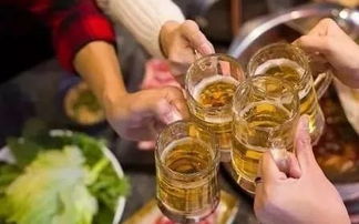 悲剧！4人豪饮100多瓶啤酒，一人因呕吐窒息离世，责任谁来担？