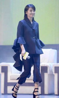 刘涛与宋佳亲密互动背后：一场娱乐圈的真挚友谊还是另有隐情？